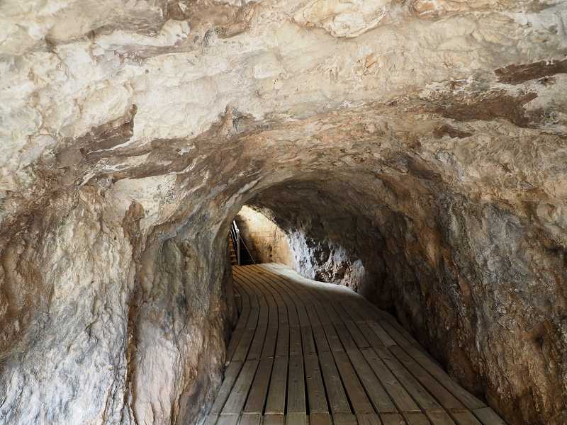 El pequeño túnel-paso subterráneo que atraviesa el Canal (350 m. recorridos)